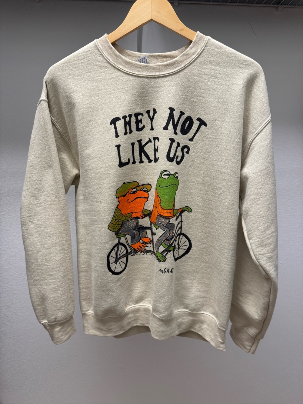 Gildan Cream Crewneck Sweatshirt Frog and Toad